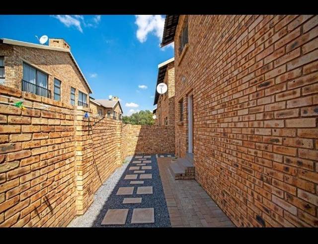 3 BEDROOM TOWNHOUSE FOR SALE IN BRENTWOOD